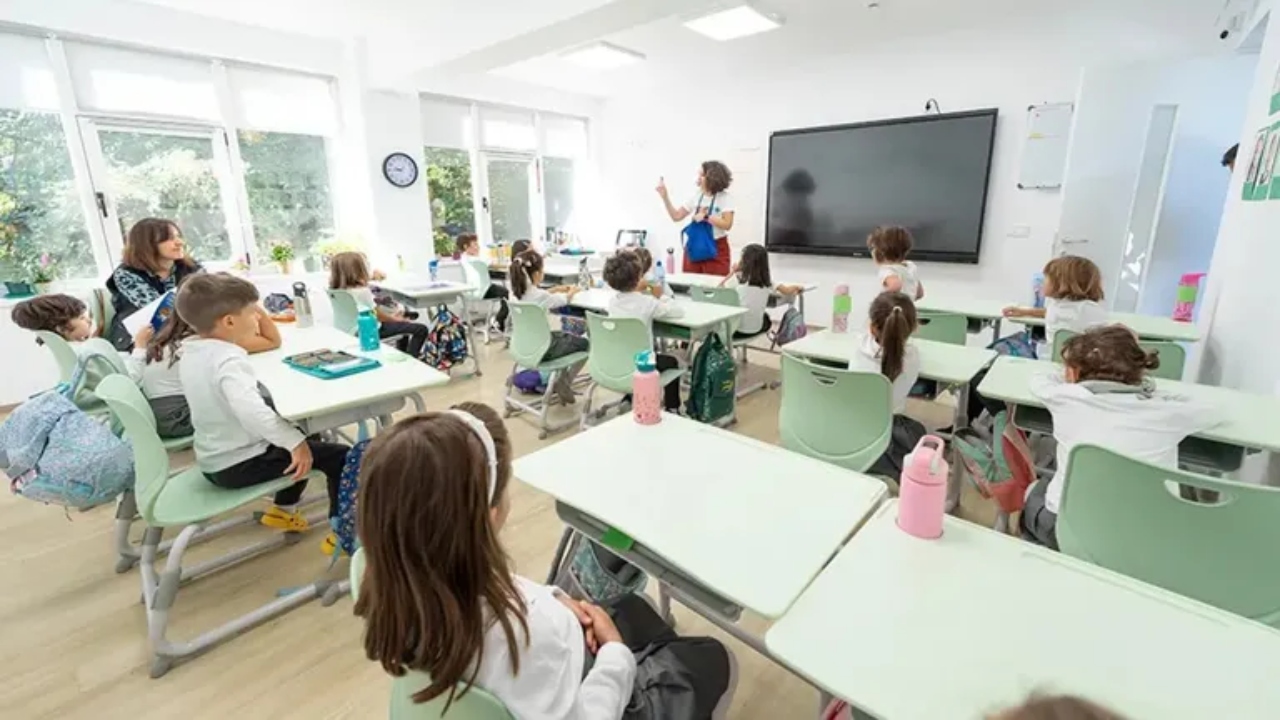 Proiectul Legii salarizării prevede creșterea salariilor profesorilor până la 10.164 de lei. Preoții cu vechime pot ajunge la o remunerație lunară de 6.920 de lei, iar bibliotecarii la 8.044 de lei