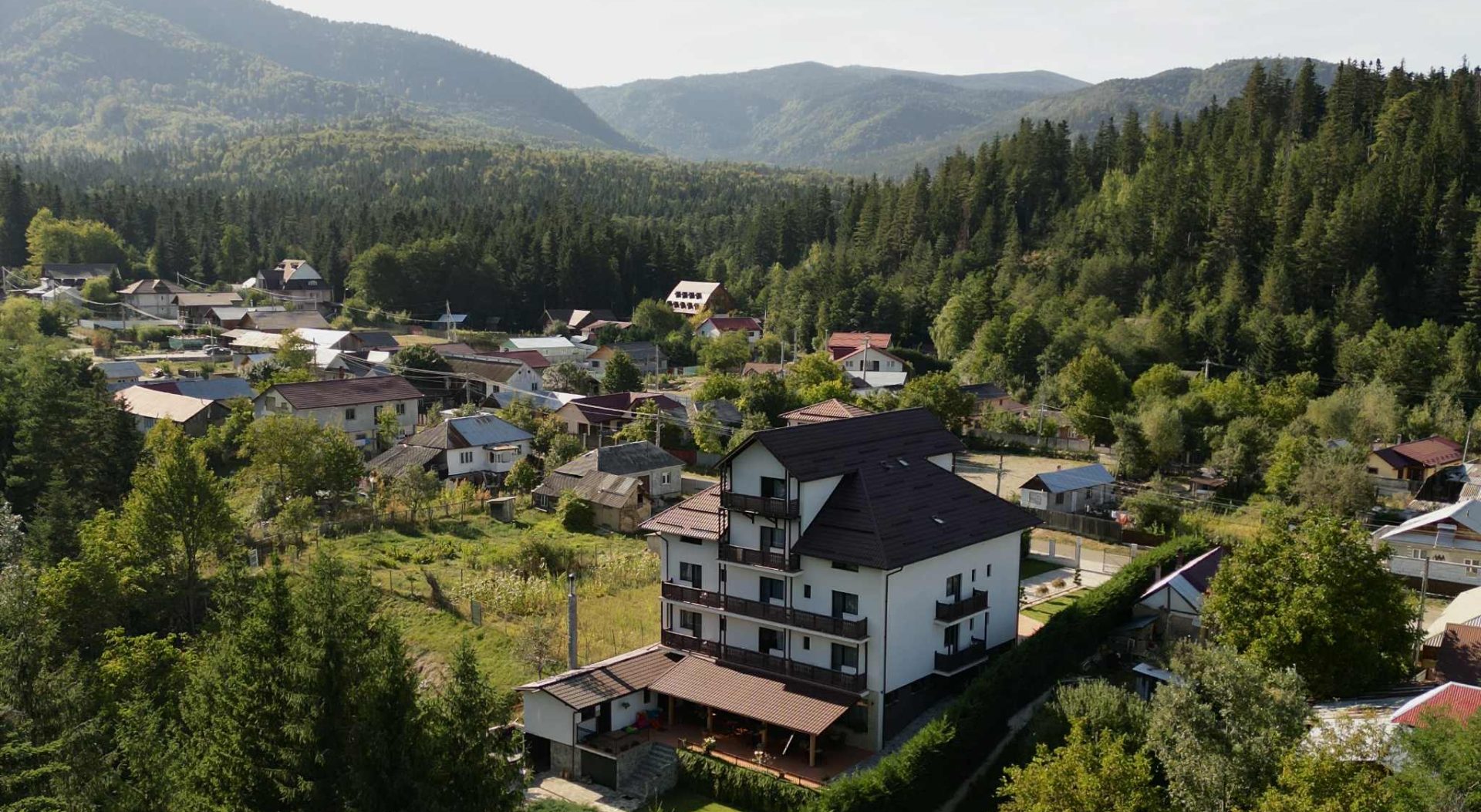 Stațiunea cu cel mai curat aer din România. Este tot mai căutată de turiști și se află la doar trei ore de București