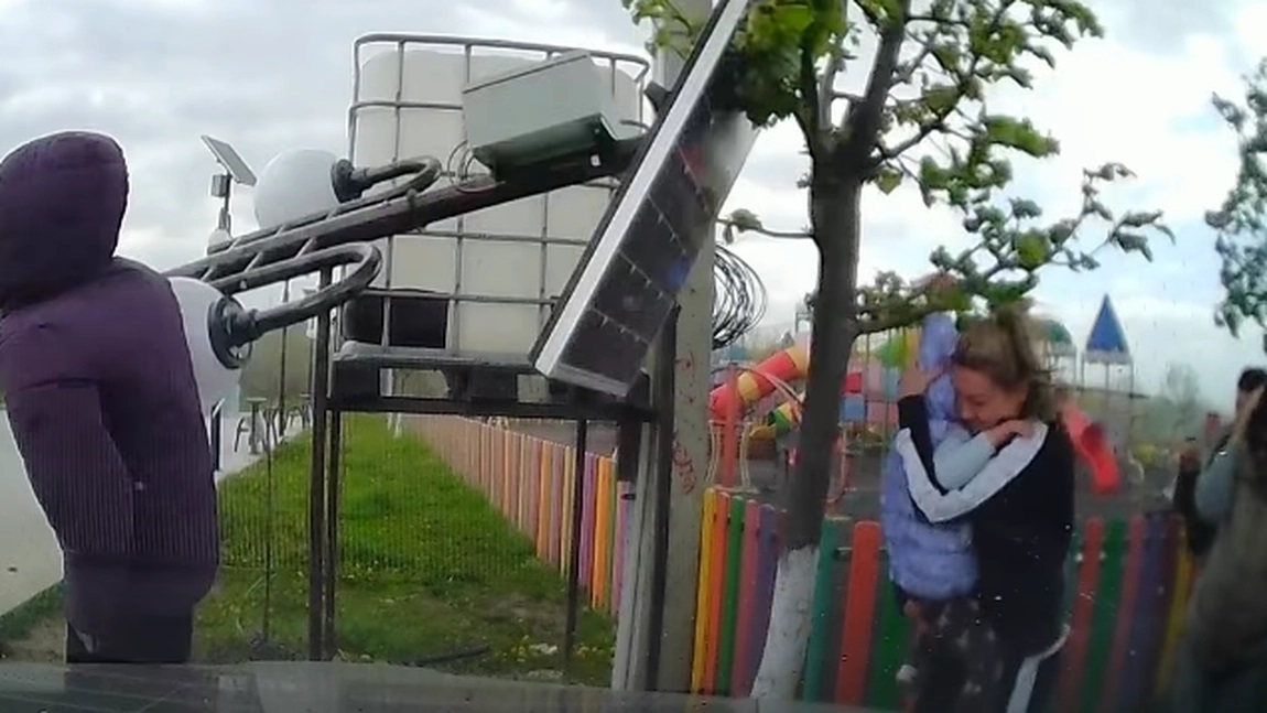 Bebeluș și mama lui, loviți de un stâlp smuls de vânt în Iași