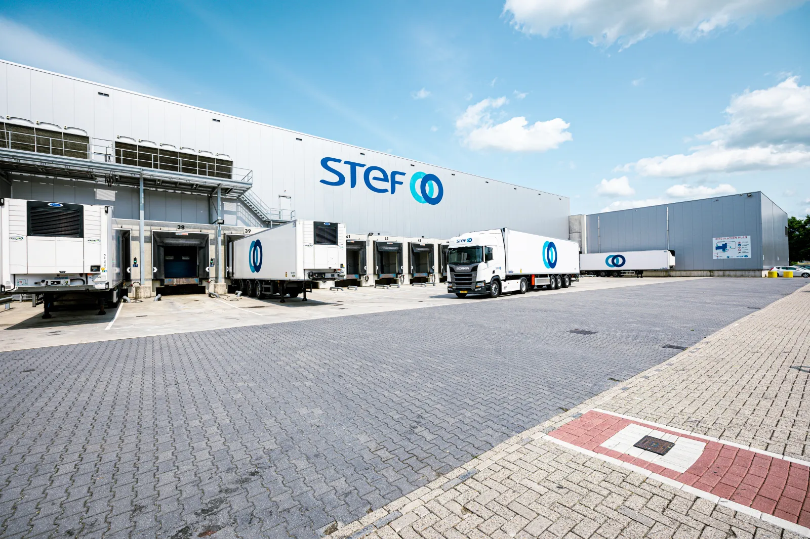 Salarii de minimum 2.300 de euro oferite de compania franceză care caută 3.400 de angajați. Multe posturi nu necesită studii superioare