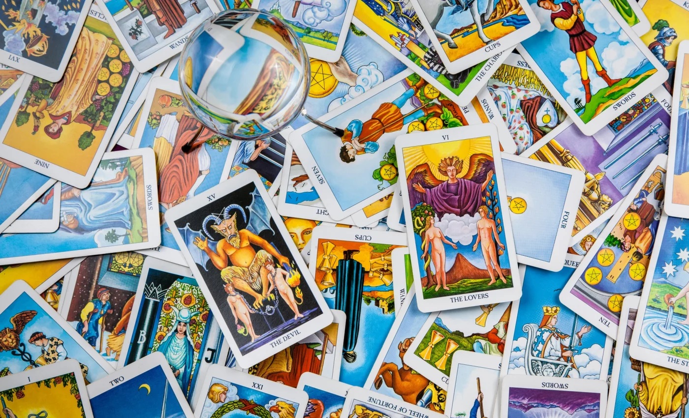 Horoscop tarot 20 – 26 aprilie 2026. Zodiile pentru care se anunță schimbări de situație și o întâlnire karmică