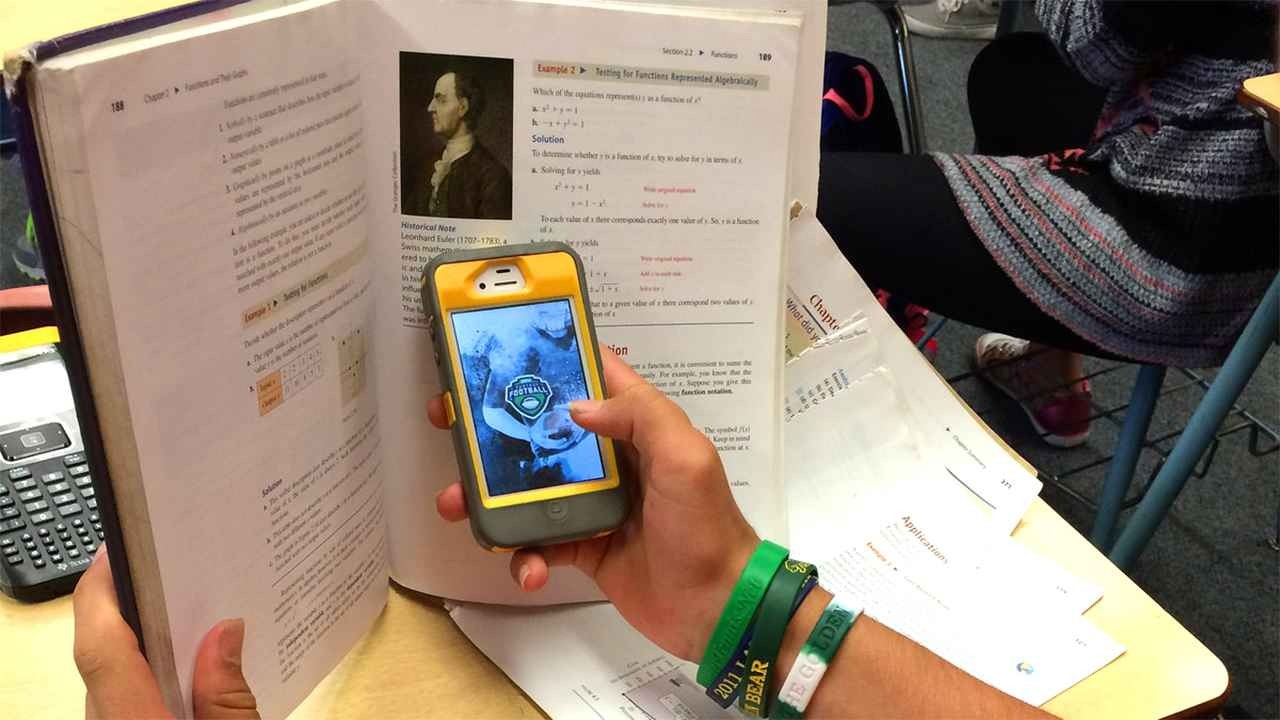 Elevii nu mai au voie cu telefoane la ore. Senatul a adoptat legea care permite profesorilor să le interzică în școli