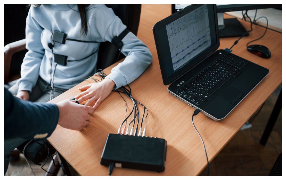 Interviu de angajare cu detectorul de minciuni. Experiența șocantă a unei tinere din București, ce a fost întrebată