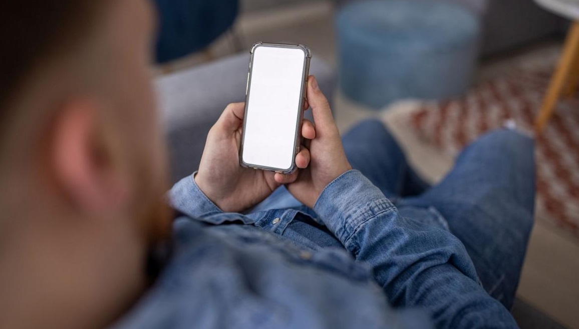 Țeapă sentimentală de mii de euro. Un vâlcean a fost păcălit de un bărbat care s-a dat drept femeie pe internet