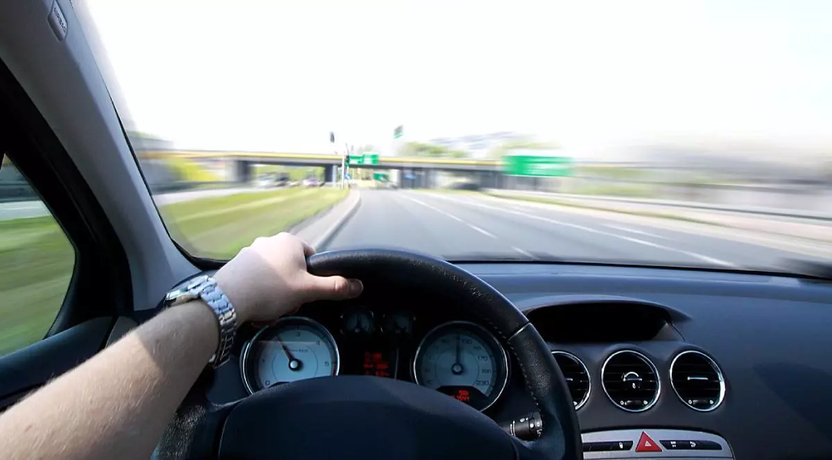 La ce viteză consumă mașina cel mai puțin carburant. Cum poți economisi până la 10 lei la 100 km