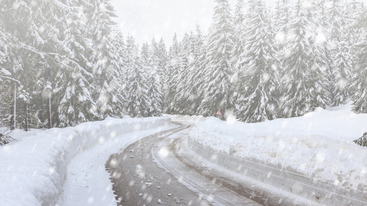 Zăpadă de doi metri în România, înainte de Paște. Zonele în care acum ninge ca-n povești