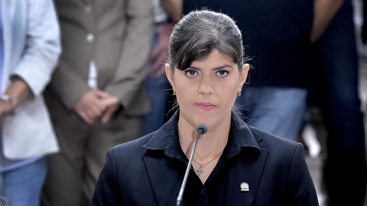 Război între Koveși și Nicușor Dan. Șefa EPPO îl trimite la „somn” pe președinte: „Faptul că ai obținut un scor bun la olimpiade internaționale de matematică nu te califică să faci astfel de afirmații”