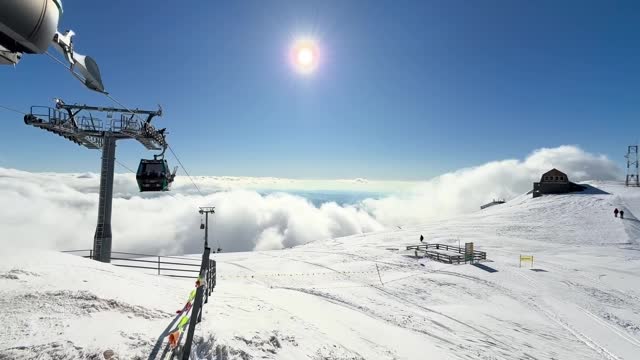 A nins ca-n plină iarnă la munte chiar în minivacanța de 1 mai. Pârtiile de altitudine din Sinaia sunt deschise