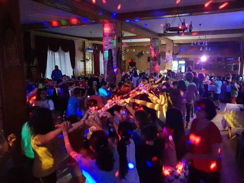 Banchetul a ajuns să coste cât o nuntă! Părinții decantează aproape 1.000 de euro pentru DJ, formații și ținute