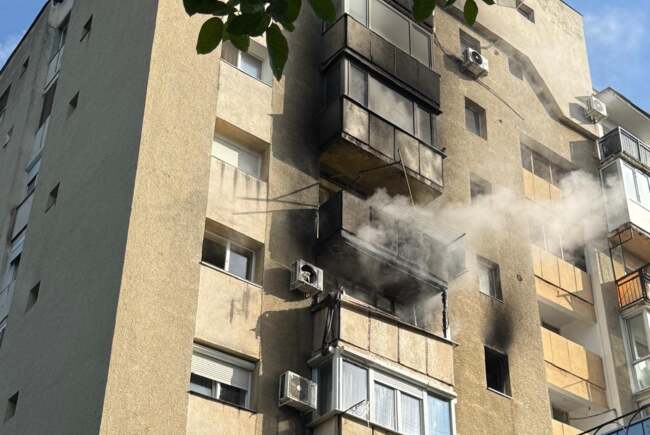 Incendiu într-un bloc cu 8 etaje din Arad: 25 de persoane s-au autoevacuat, o femeie a primit îngrijiri medicale