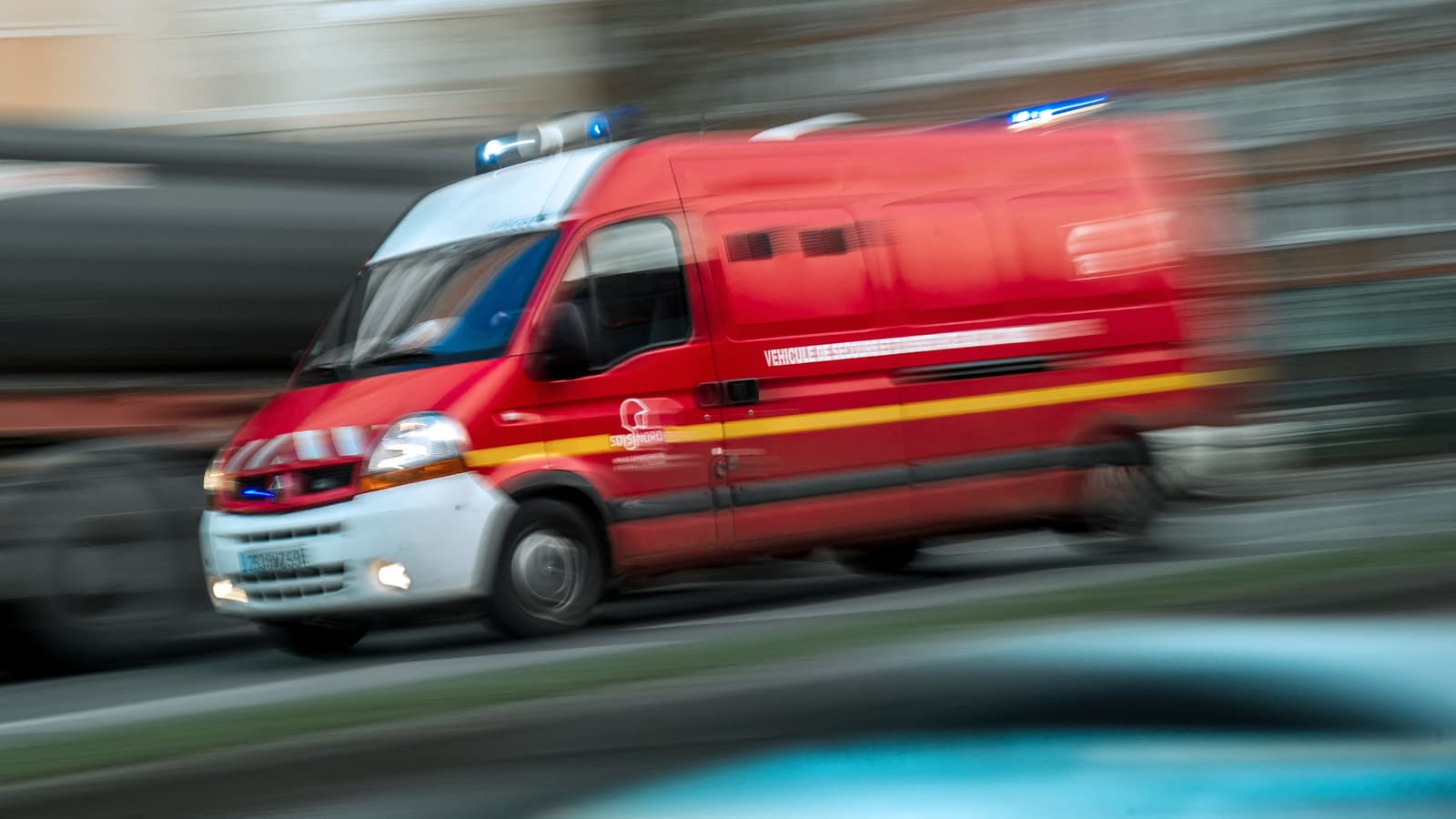 Cod roşu în Franţa: O maşină a căzut 25 de metri în gol și a luat foc. Cel puțin cinci persoane au murit
