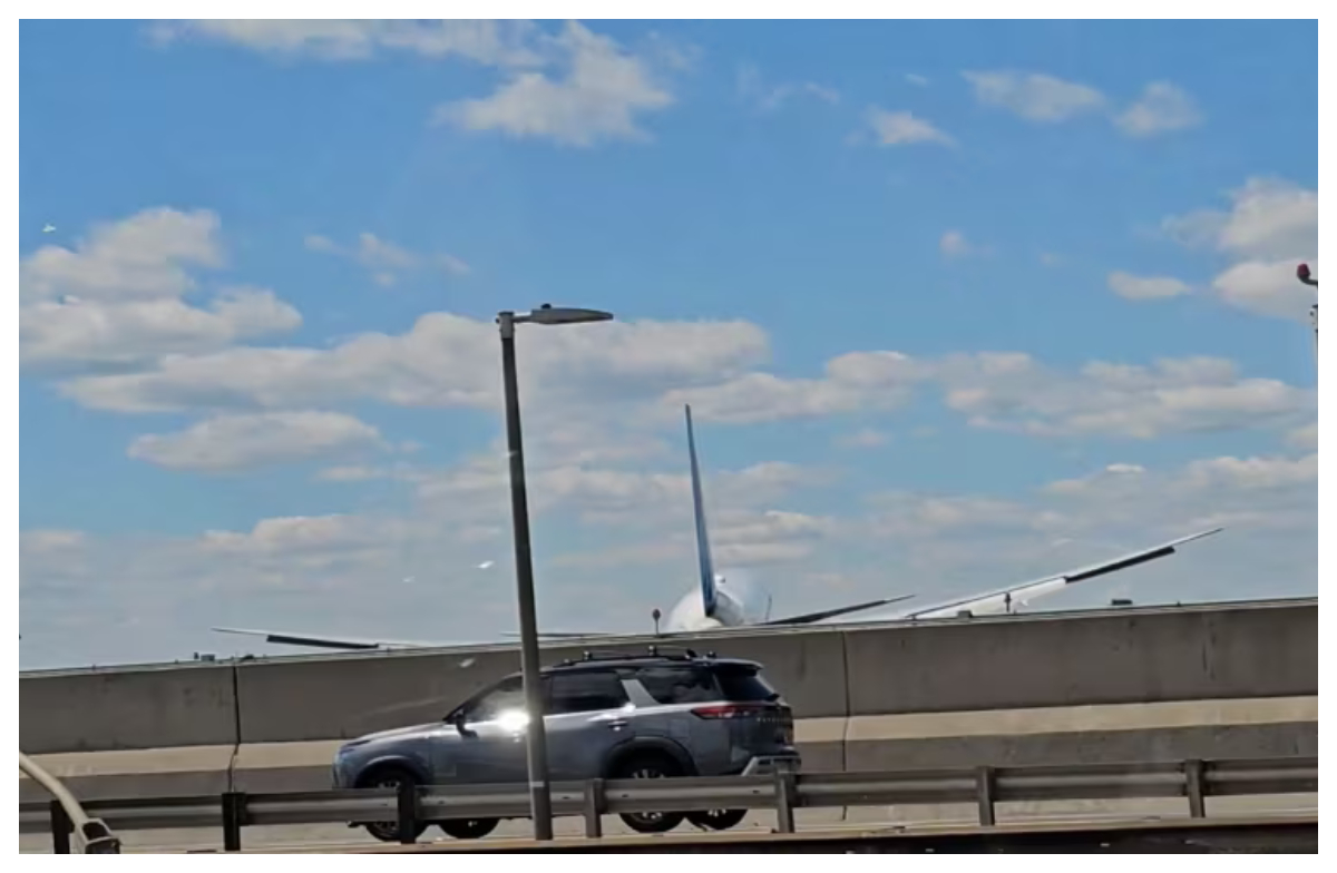 Un avion Boeing 767, aterizare cu peripeţii după ce a lovit un campion şi un stâlp pe austostradă VIDEO