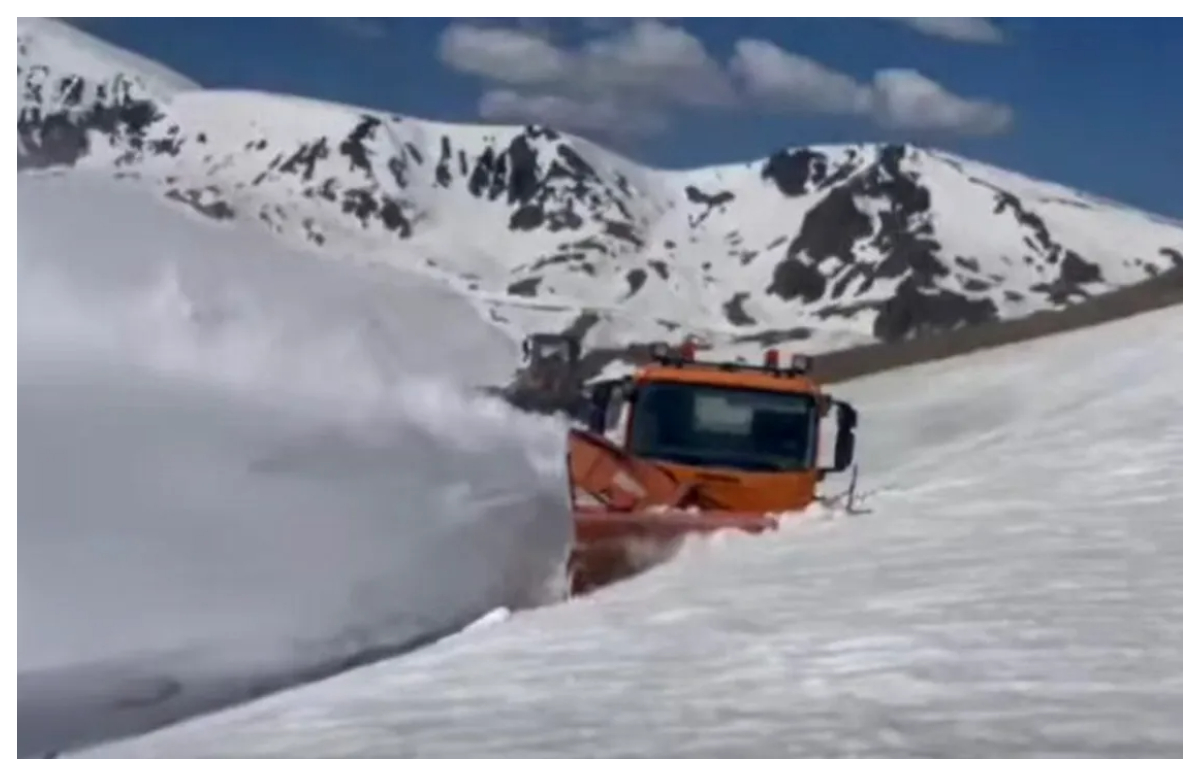 Nu este AI, imagini incredibile pe Transalpina. Maşinile de intervenţie abia se văd din stratul de zăpadă