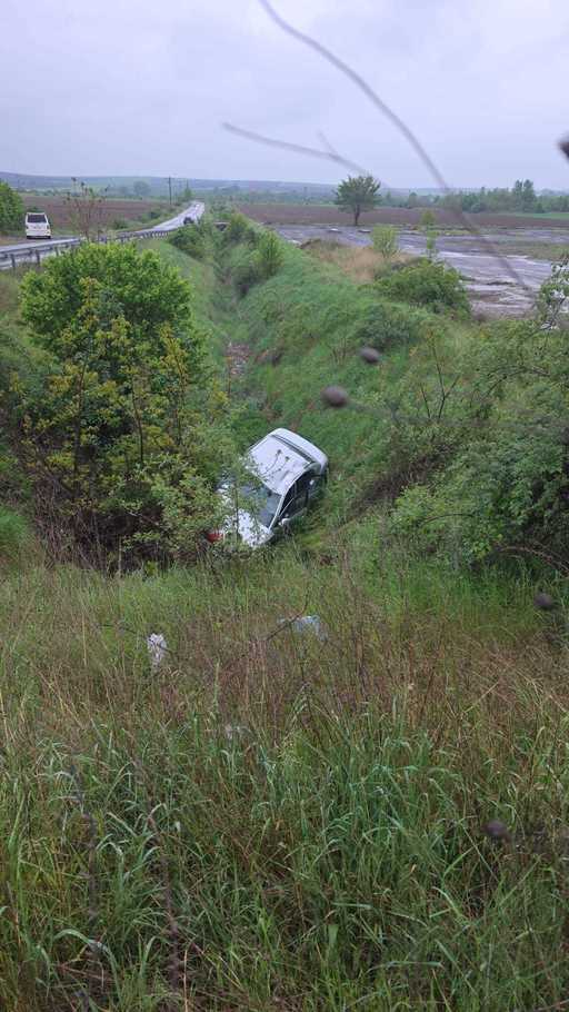 Trei tineri din Neamț, la un pas de moarte după ce o minoră fără permis a zburat cu mașina într-un canal de 5 metri adâncime
