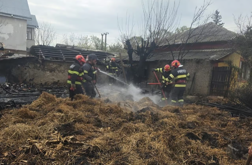 Incendiu în comuna Prăjeni din Botoşani. Risc de explozie, flăcările puteau ajunge la un centru de butelii VIDEO