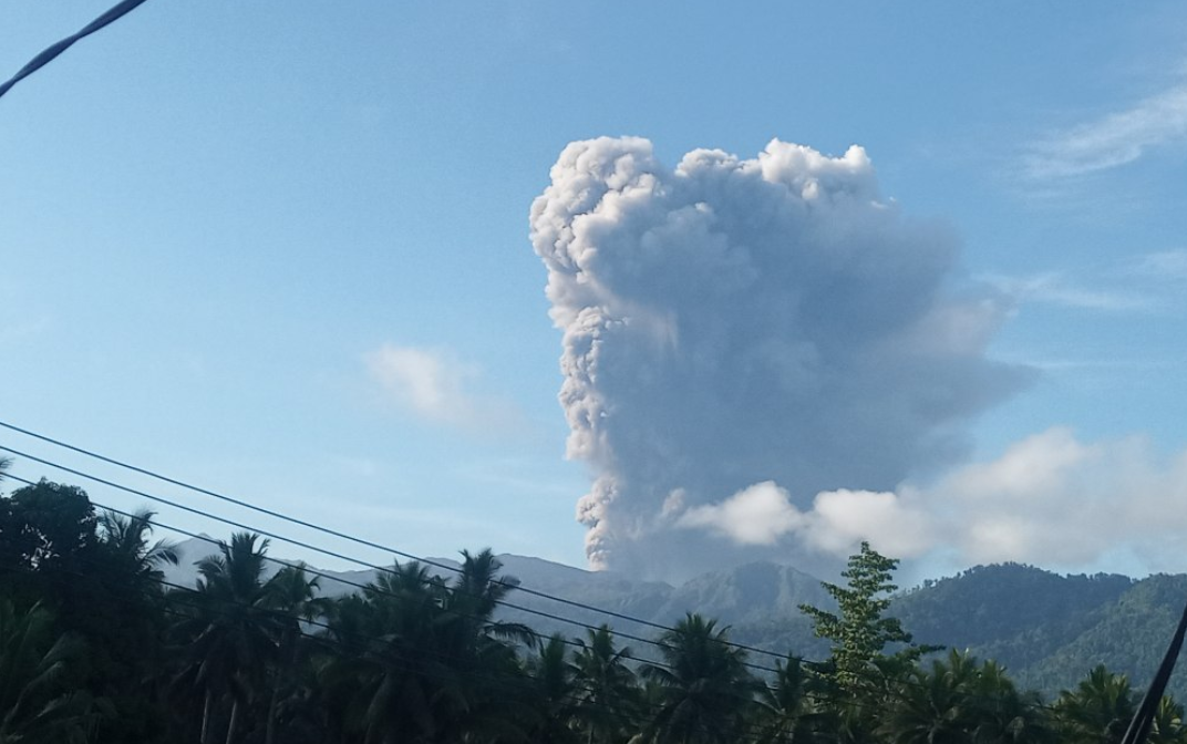 VIDEO Un vulcan a erupt în Indonezia, trei morţi şi zece dispăruţi