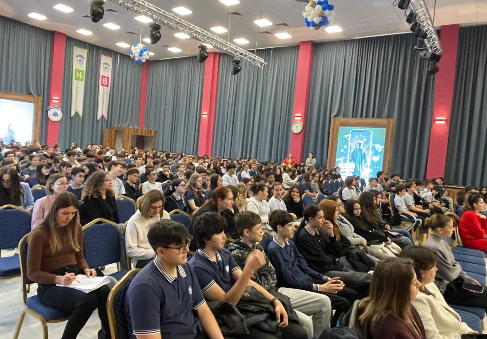 Liceul, noul front în prevenția antidrog: Campania „Conștient, nu dependent” atrage atenţia că 14% dintre adolescenţi susţin că pot obține canabis fără prea mare efort