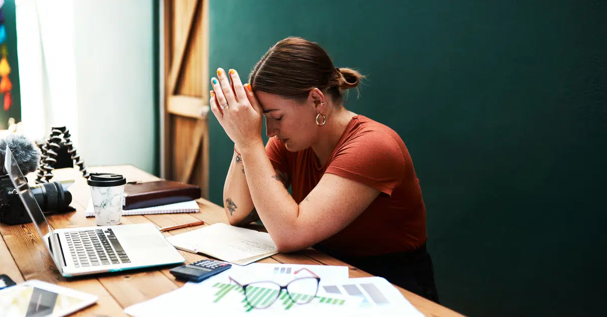 Peste 3 milioane de români se confruntă cu „anxietate financiară”. Care sunt efectele pe termen lung și cum o poți trata gratuit