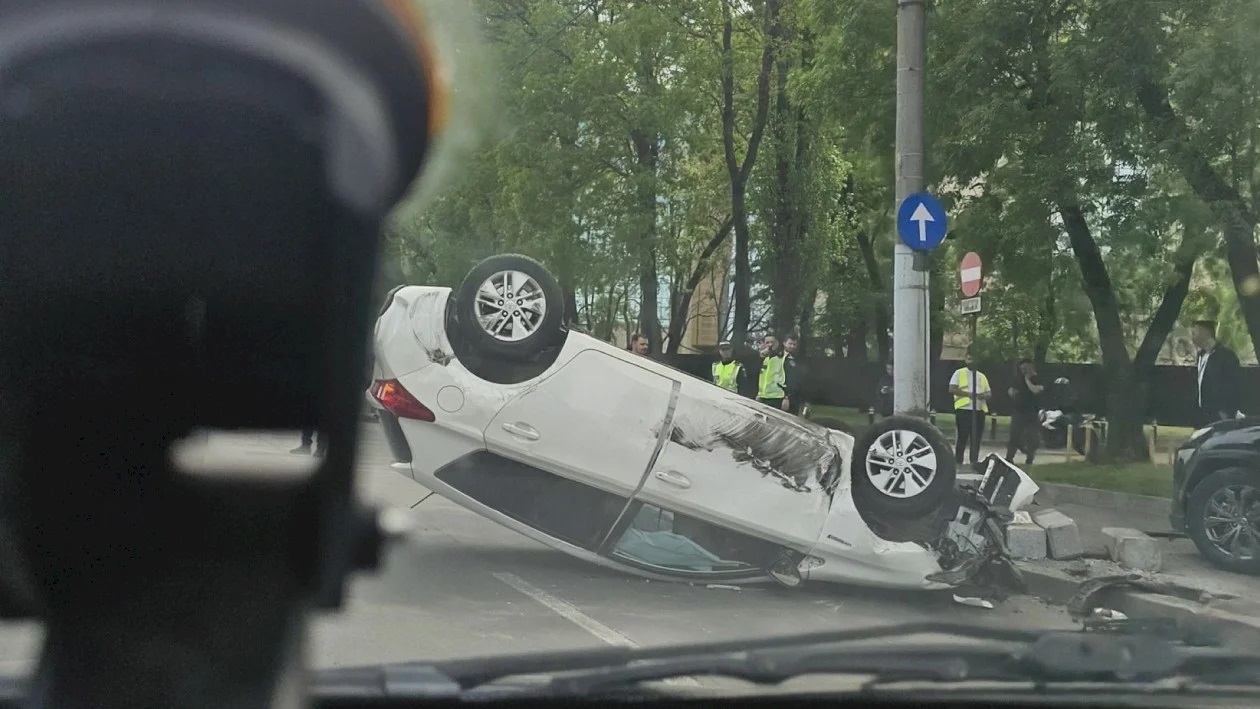 Accident grav lângă Palatul Cotroceni! O mașină s-a răsturnat, iar o șoferiță a ajuns la spital