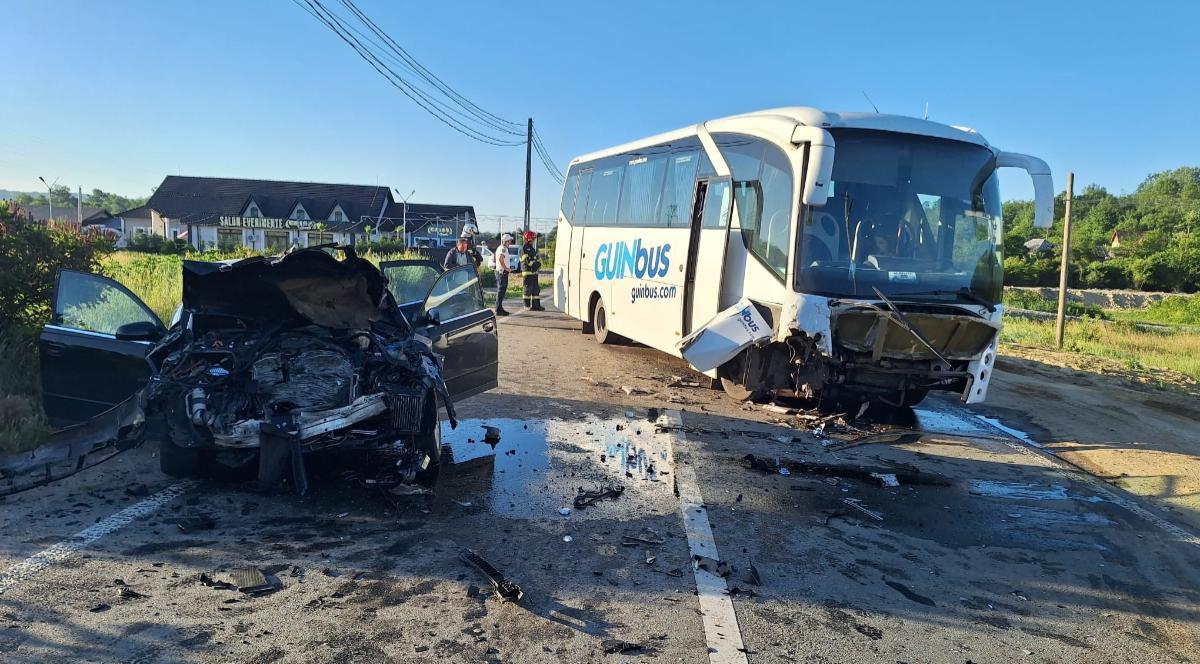 Accident grav în Mehedinți: Autocar cu mineri, izbit în plin de un Audi aflat pe contrasens. Șoferul a adormit la volan