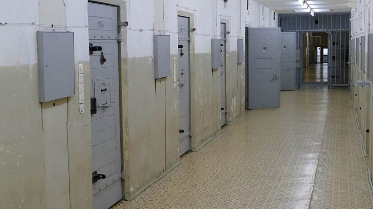 O femeie ar fi mituit doi agenți de poliție din Capitală pentru a intra în arestul central și a întreține relații intime cu unul dintre deținuți