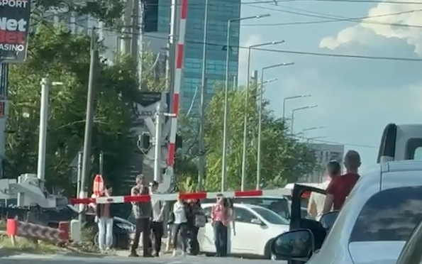 Imagini uluitoare! Barieră defectă în Pipera: pietonii au ridicat-o manual pentru a traversa! VIDEO