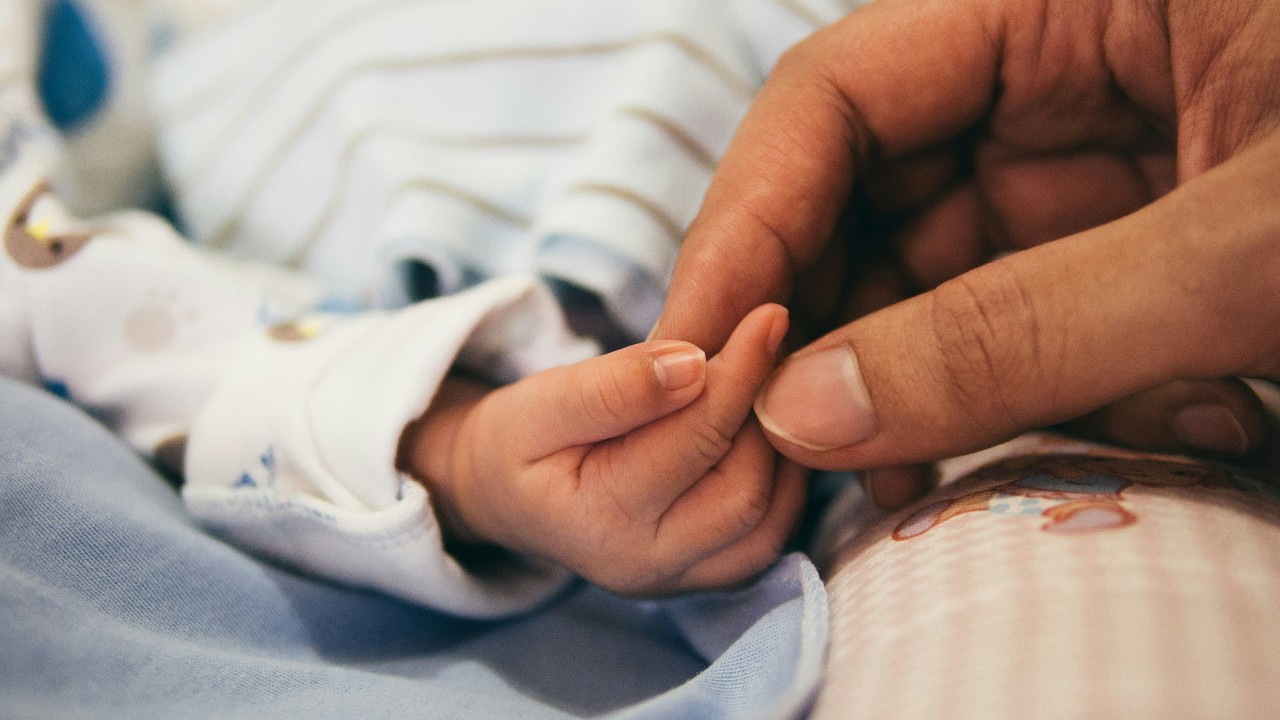 Țările în care se nasc cei mai mulți copii români. Unul din șase bebeluși cu părinți români a venit pe lume în străinătate