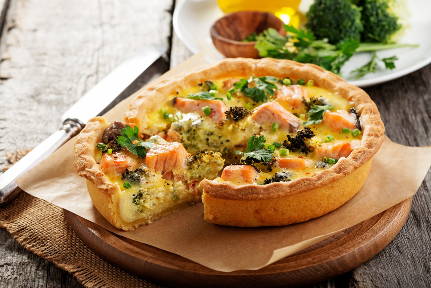Quiche cu somon, broccoli și spanac. Rețetă rapidă pentru o gustare sărată