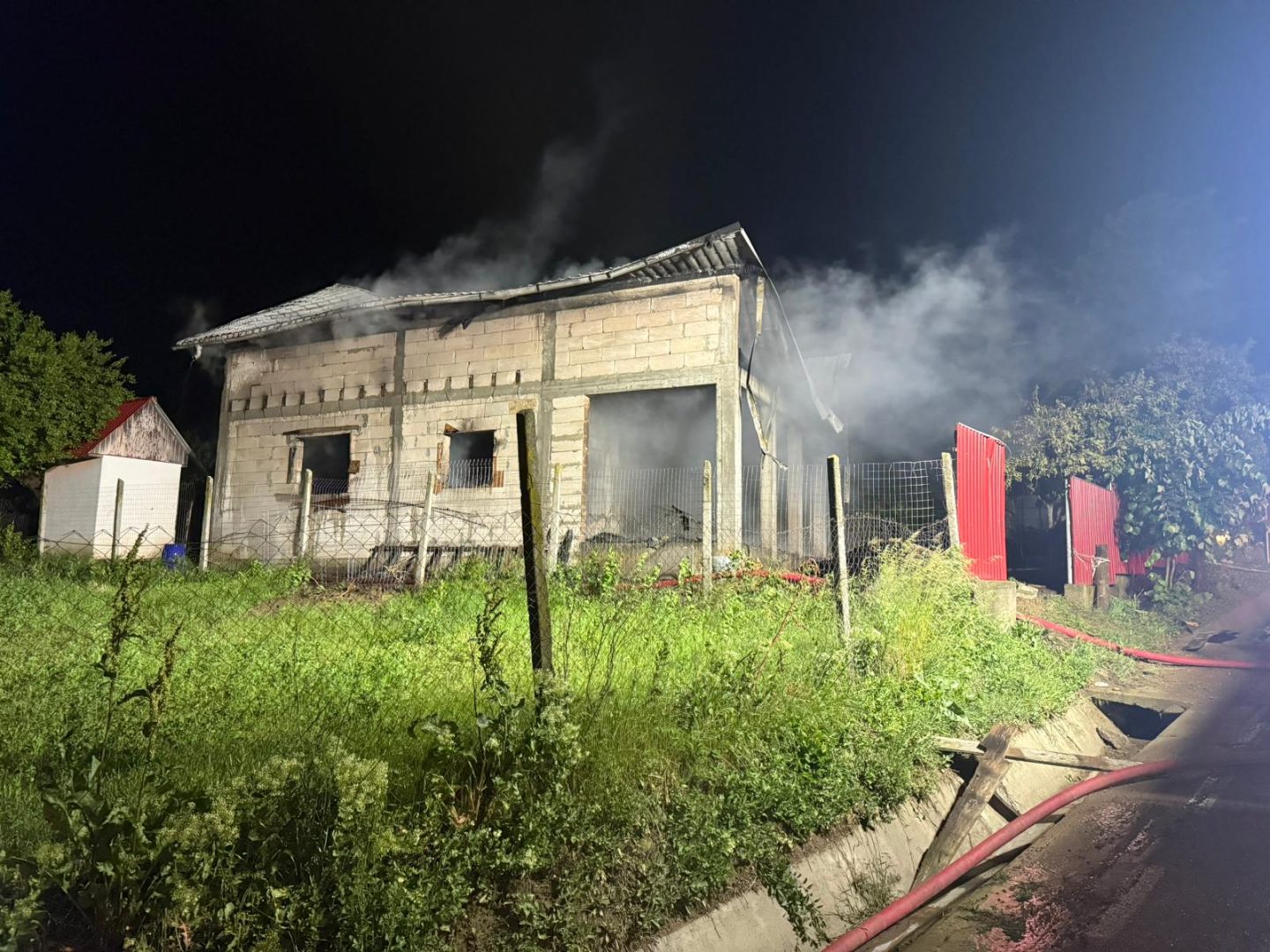Casă incendiată de fulger în Galați. Un bărbat a suferit arsuri când încerca să stingă focul
