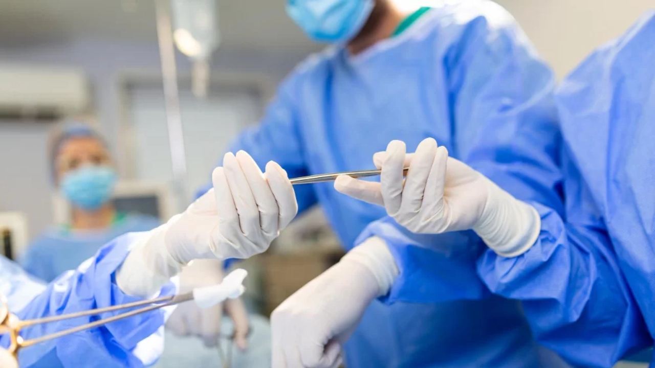 O clinică specializată în operații estetice, reclamată la Parchet. O femeie își cere banii înapoi: „Nu am mai primit nimic de la ei”