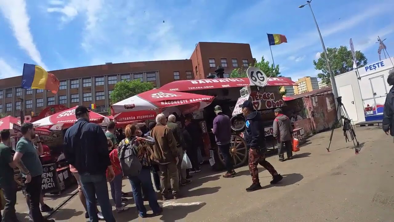 VIDEO – Românii sărbătoresc 1 mai tradițional cu mici și bere. Cozi de la primele ore ale dimineții la terasa din piata Obor