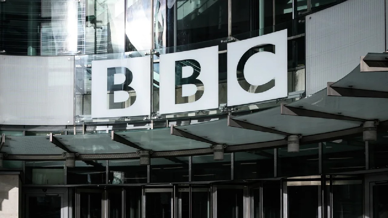 Concedieri masive la BBC. Compania media elimină 2.000 de locuri de muncă, într-un amplu proces de restructurare a postului public