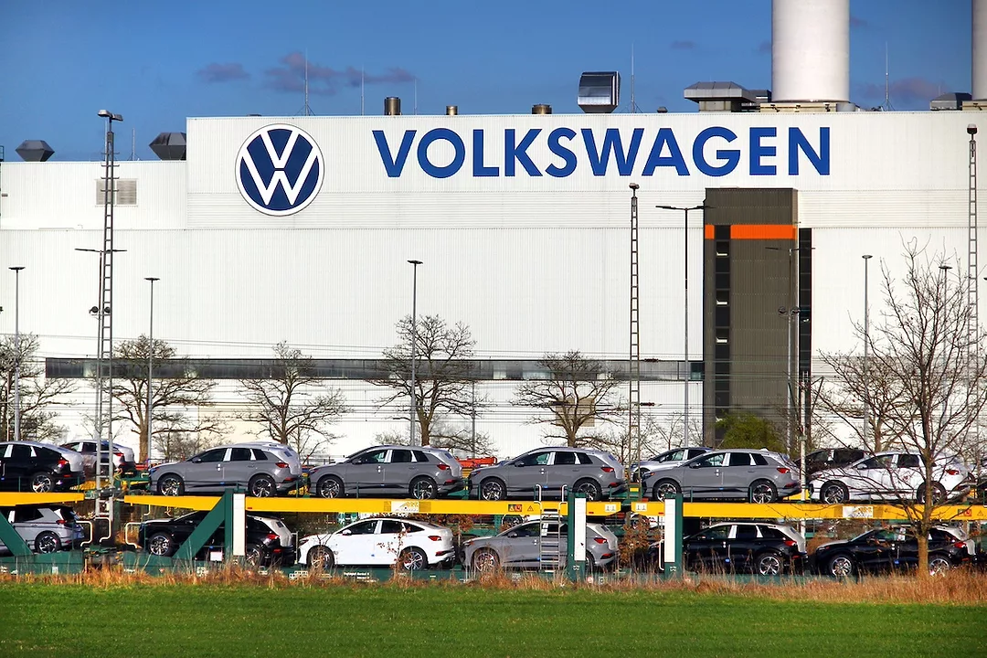 Val masiv de concedieri la un gigant auto: Volkswagen va elimina 35.000 de locuri de muncă în următorii 4 ani