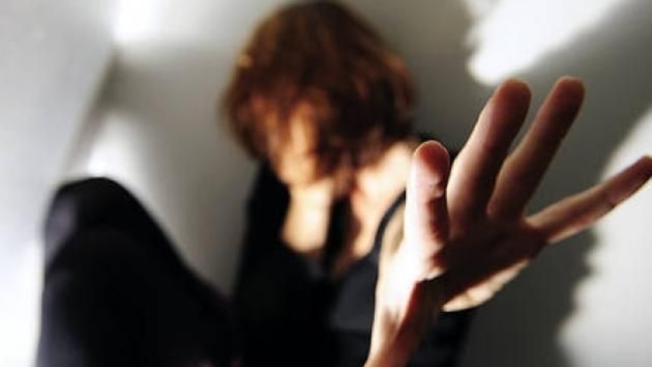 O femeie din Arad a fost arsă pe picioare cu fierul de călcat și bătută cu bastonul telescopic de partenerul său. Bărbatul a fost trimis în judecată în stare de arest preventiv