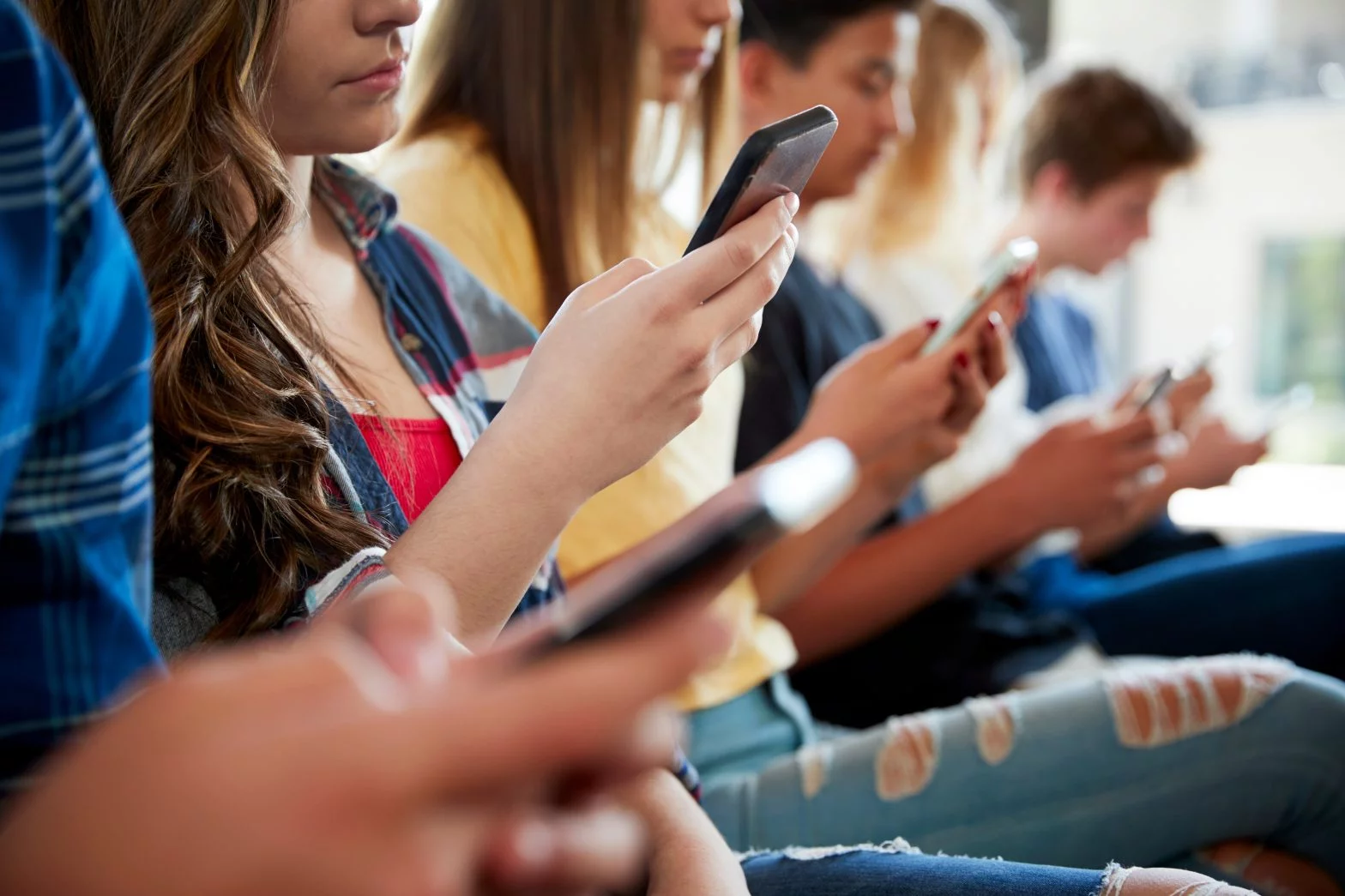 Folosirea telefoanelor mobile de către elevi ar putea fi interzisă chiar și în pauze. Psiholog: „Această măsură va forța copilul să relaționeze cu cei din jur și să devină mai empatic”