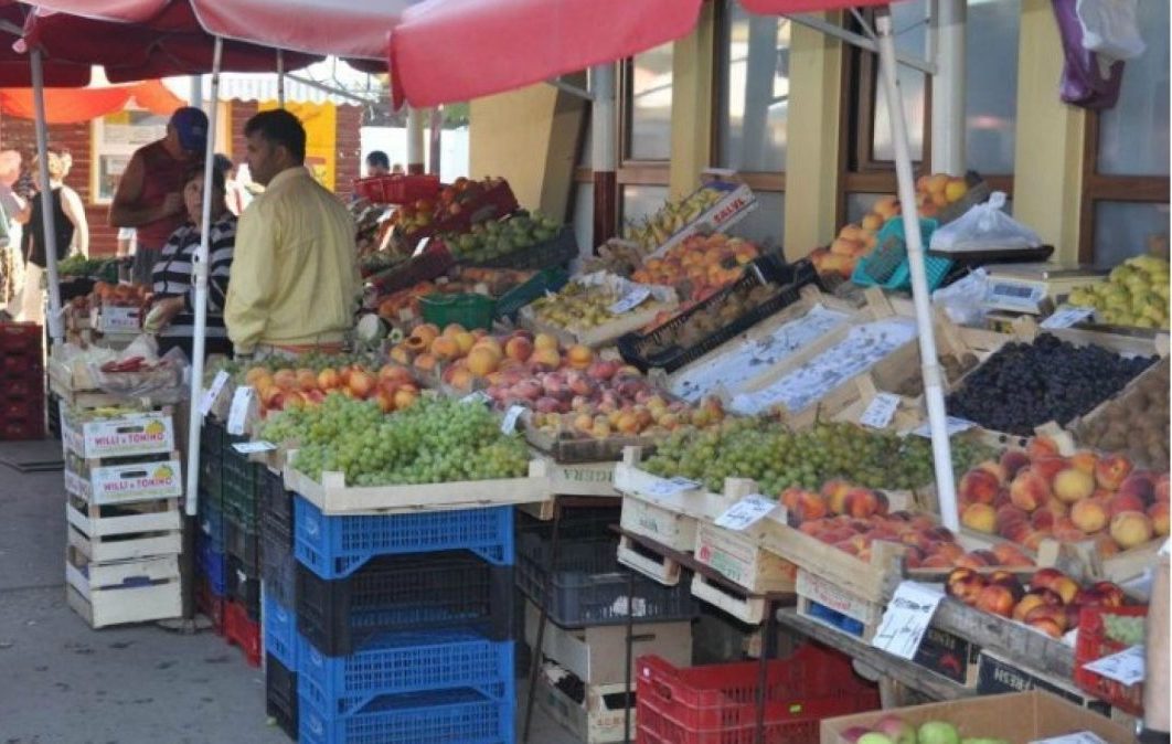 Fructele de vară, mai scumpe și mai puține. Motivul pentru care întârzie livrările pe tarabe