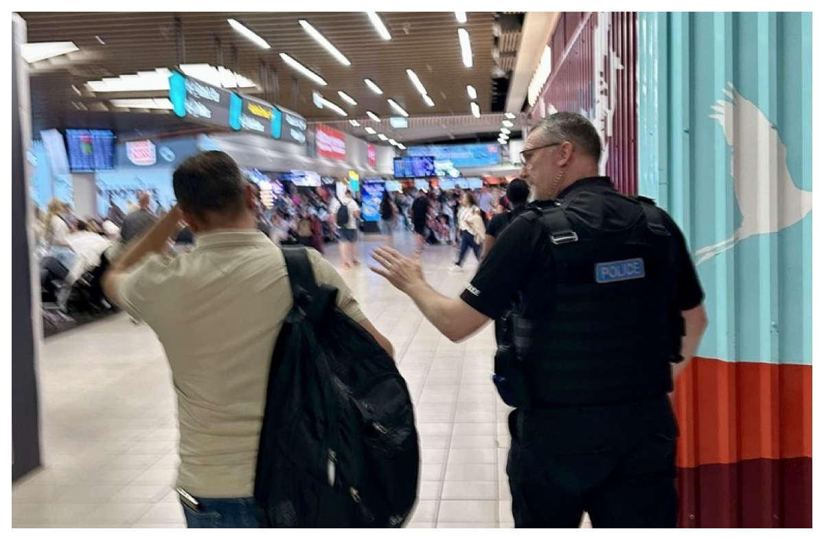 Un moldovean a fost dat jos din avion înainte de decolare după ce a furat dintr-un magazin duty free