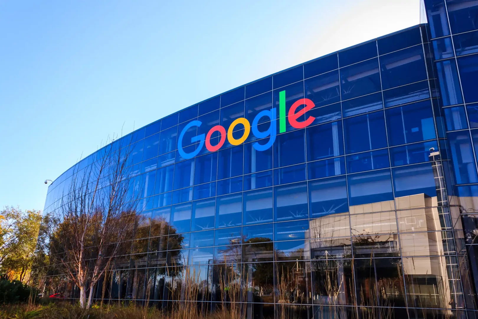 UE pregătește o amendă istorică pentru Google. Bruxelles-ul acuză compania că își favorizează propriile servicii