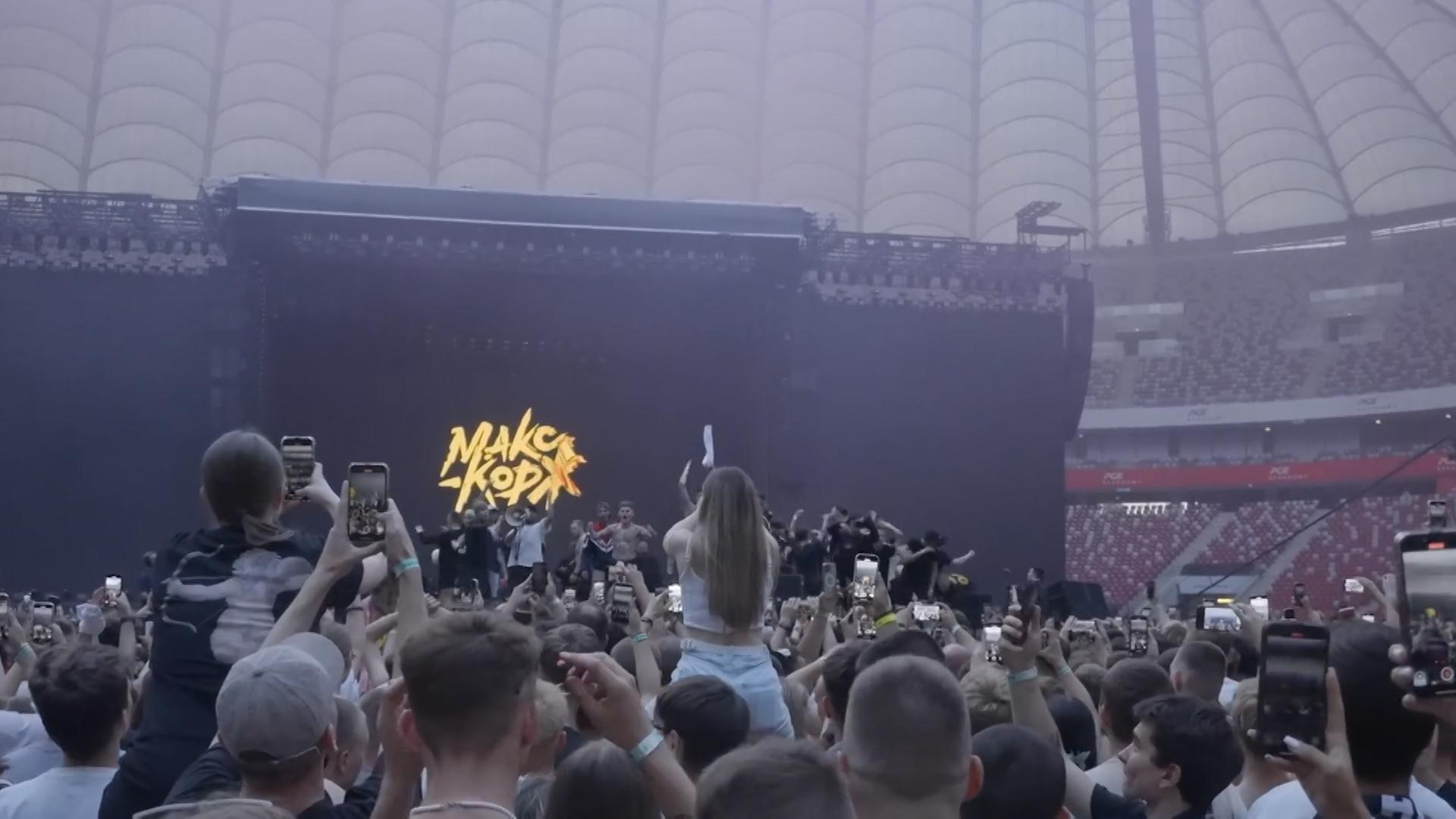 Alertă de fake news cu privire la concertul lui Max Korzh. Imagini de la un meci din Franța, prezentate ca fiind din București