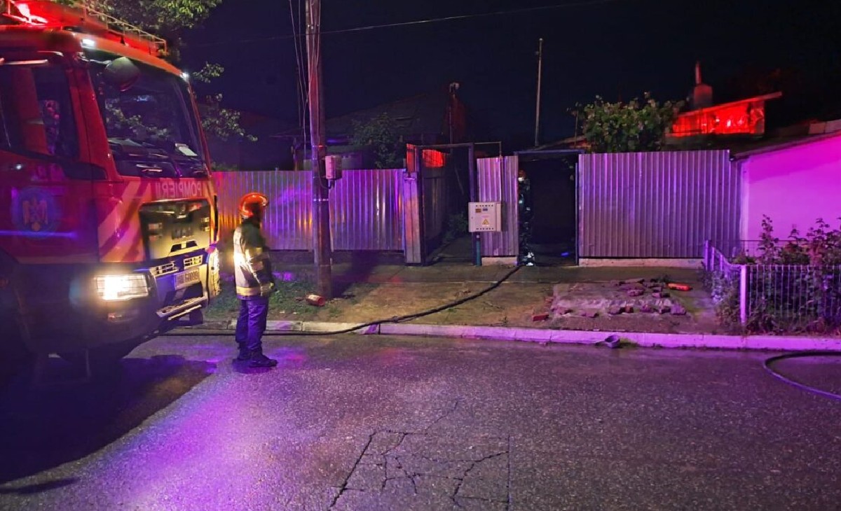 Incendiu devastator în Brăila. O casă a ars, un bărbat a murit și două femei au ajuns la spital