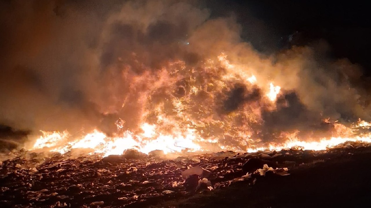 Incendiu violent la o groapă de gunoi din municipiul Oradea: 20 de pompieri au intervenit