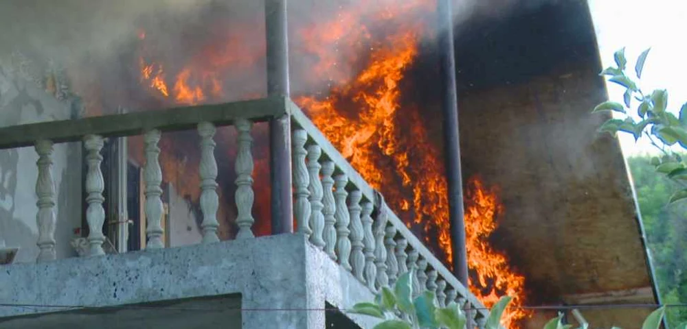 Tragedie în Buzău: O bătrână a fost găsită carbonizată în propria casă în urma unei explozii urmate de incendiu. Pompierii s-au chinuit trei ore să stingă focul