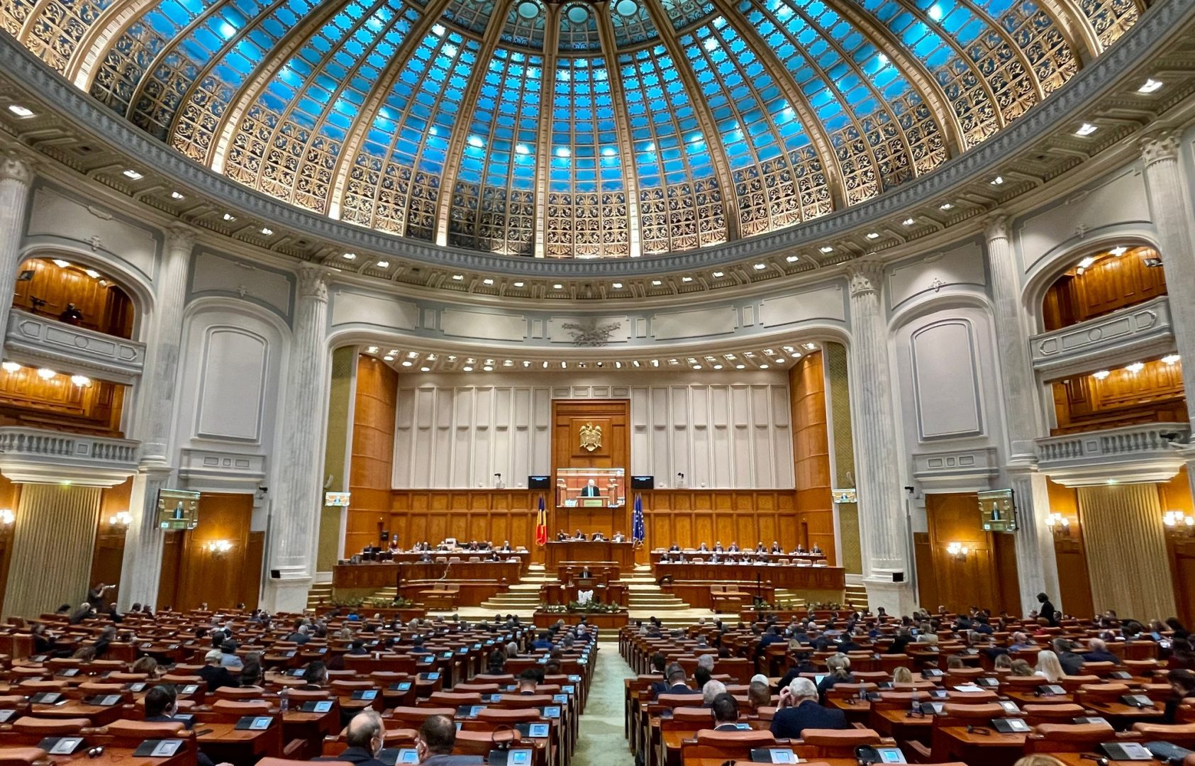 Cum își măresc politicienii salariile în timp ce restul românilor strâng cureaua. Noua lege a salarizării crește veniturilor parlamentarilor cu 3.000 de lei