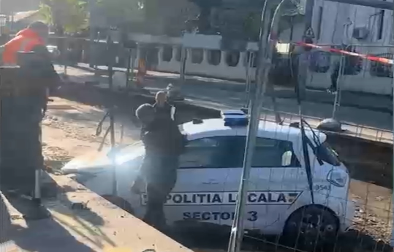VIDEO Un politist local a căzut cu mașina într-un șanț săpat pentru refacerea liniei de tramvai, în București