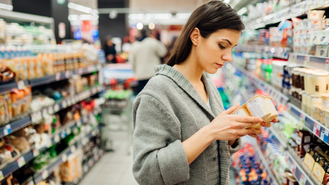 La ce trebuie să fii atent când consulți eticheta alimentelor. Diferența dintre „termen-limită” și „data optimă de consum”