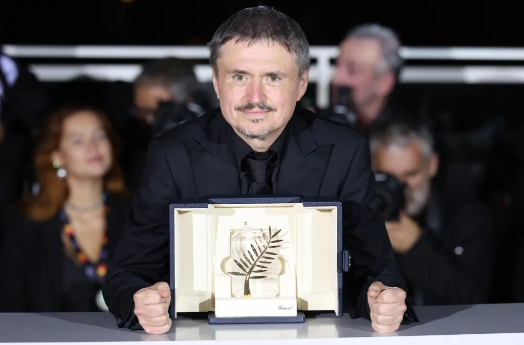 FOTO Cum arată casa lui Cristian Mungiu? Regizorul premiat la Cannes are o vilă spectaculoasă în București
