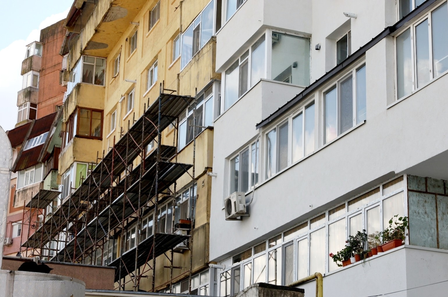 Anchetă la București după moartea unei fete de 16 ani care a căzut de pe un bloc cu 10 etaje aflat în reabilitare termică