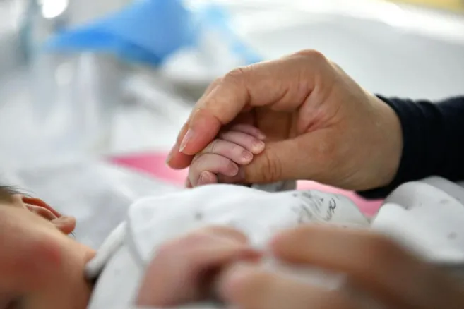Copil de 1 an și 8 luni în stare de ebrietate. Părinții, chemați de urgență la creșă să își ia fetița deoarece nu se putea ține pe picioare