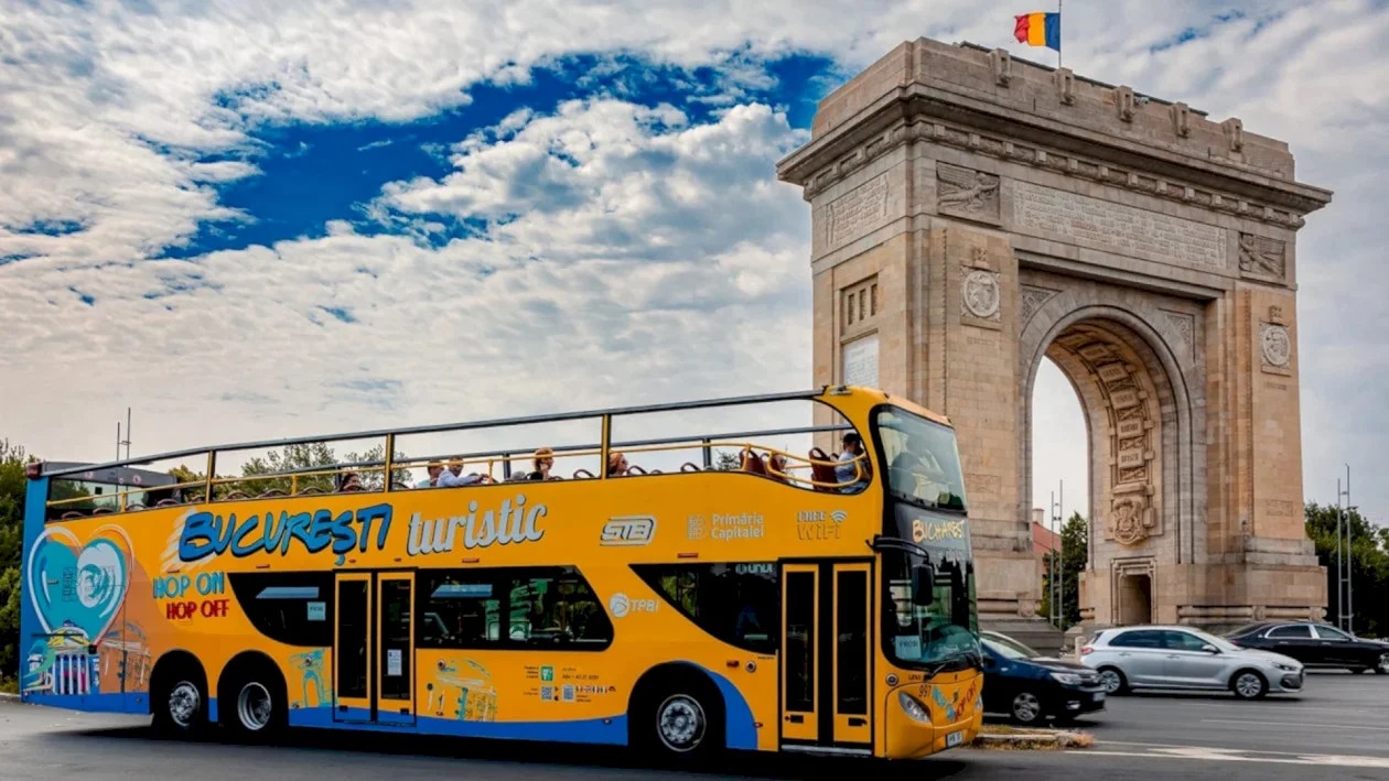 Linia turistică „Bucharest City Tour” 2026. Din 15 mai, autobuzele supraetajate revin pe traseul Piața Unirii – Piața Presei