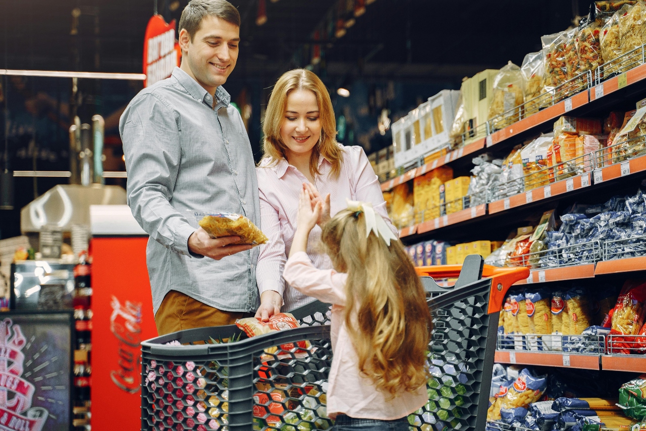 Românii admit că sunt vânători de oferte la supermarket. Metoda folosită de cei care salvează cei mai mulți bani. ”Nu fac nicio mișcare fără să mă uit la preț”
